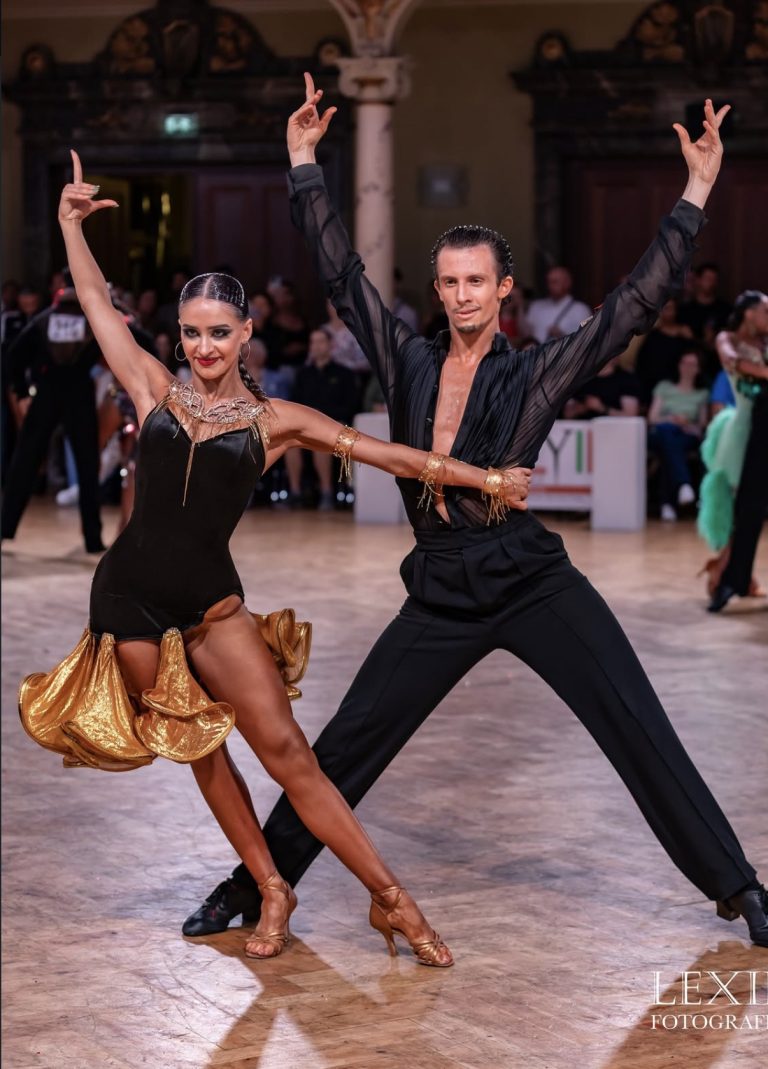 Latin dancers in green, the Diamant sleeve patch visible