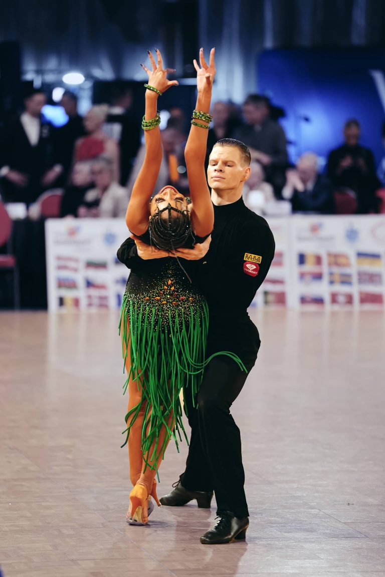 Latin couple, partner in a green fringed dress